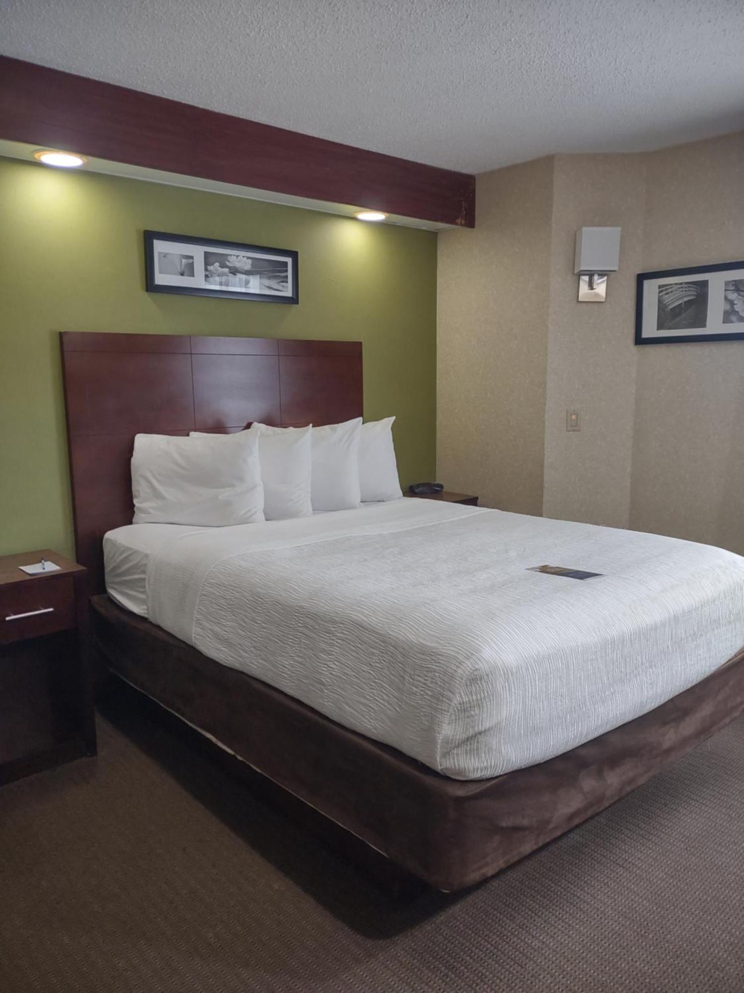 Baymont By Wyndham Flat Rock Hotel Exterior foto